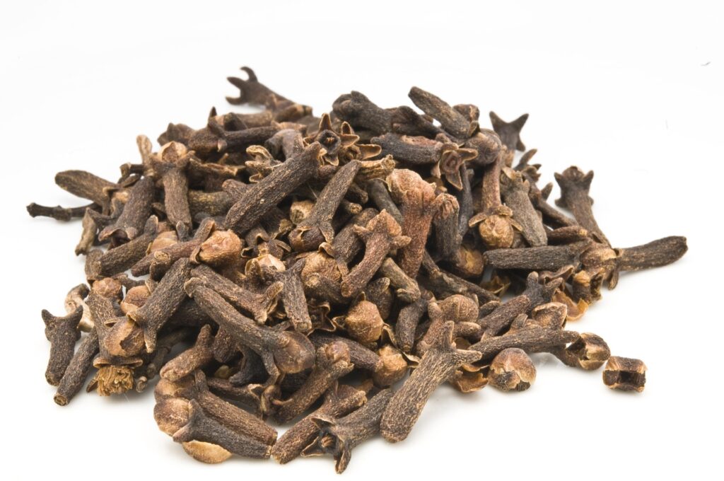 health benefits of ground clove, used for medicinal , antioxidant properties, helpful in digestive aid 