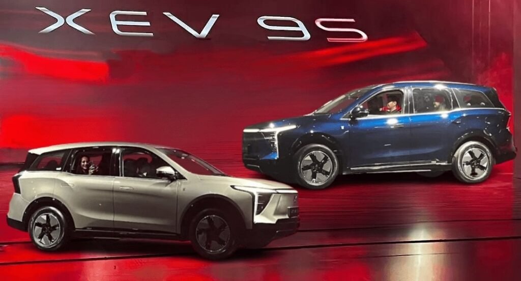  Mahindra XEV 9S  highlighting its side profile and futuristic styling.